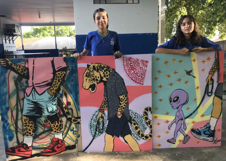 Adolescentes aprendendo a usar o stencil.