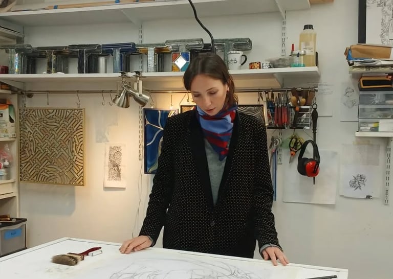 Edith Théret dessinant une maquette de vitrail sur-mesure à l'atelier.