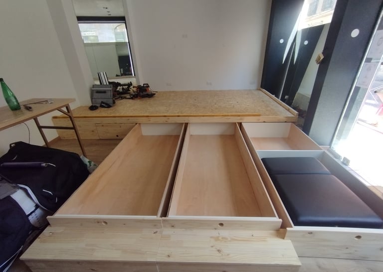 estrade avec tiroirs