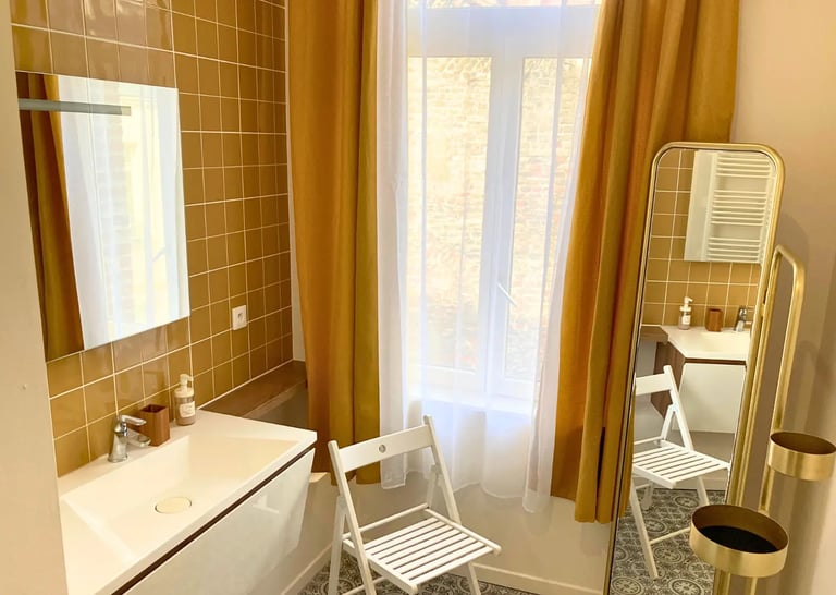 Salle de bain avec douche, logement professionnel pratique