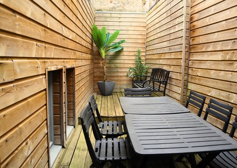 Terrasse bois aménagée, espace extérieur pour logement professionnel