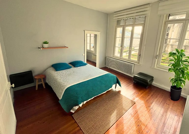 Chambre double lumineuse pour hébergement professionnel à Saint-Omer