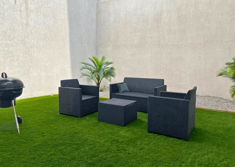 Espace extérieur avec salon de jardin pour hébergement professionnel