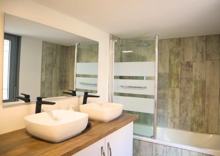 Salle de bain moderne avec double vasque, logement professionnel