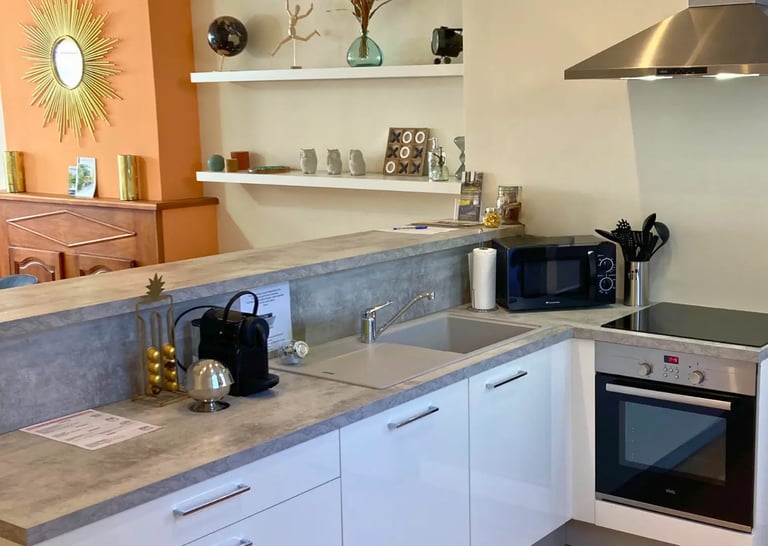 Cuisine équipée avec plan de travail, location longue durée pro