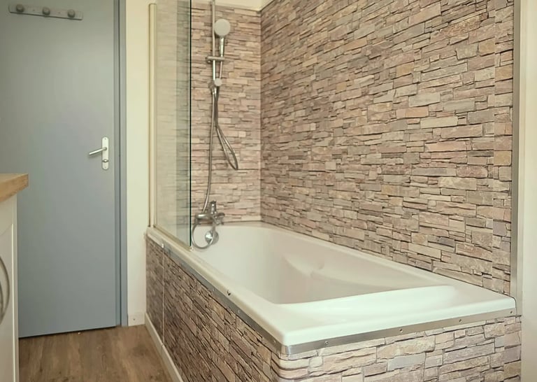 Salle de bain avec baignoire, logement professionnel fonctionnel