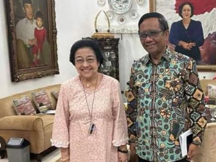 a man and woman standing in a living room, Megawati Soekarnoputri and Mahfud MD