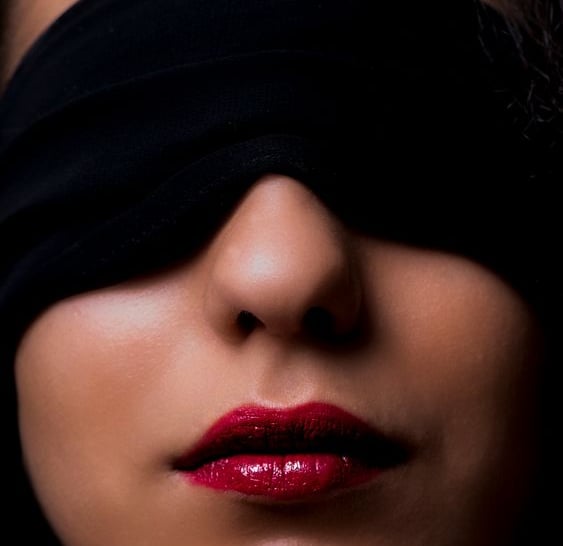 femme bandeau sur les yeux