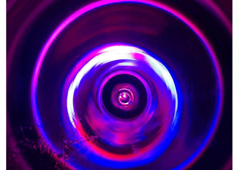 une lumière colorée dans une pièce sombre