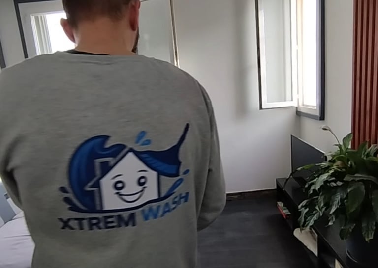 Opérateur XTREM Wash en tenue professionnelle lors d’une intervention technique à Compiègne