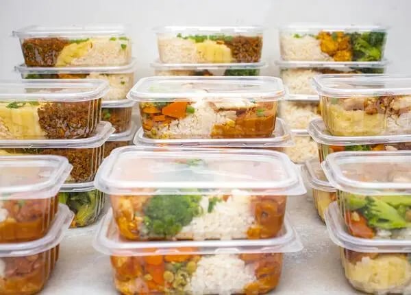 Custom packaging solutions for food products using plastic containers and sealed packaging