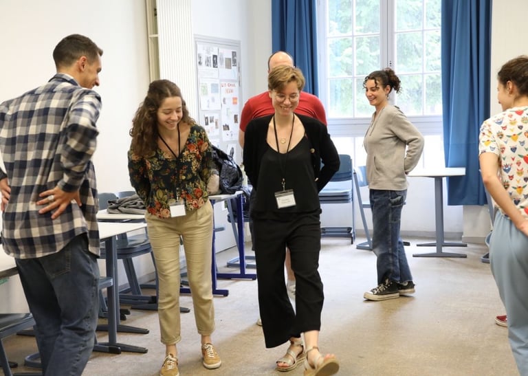 collaborateurs souriant lors d'un atelier d'improvisation théâtrale sur l'imprévu