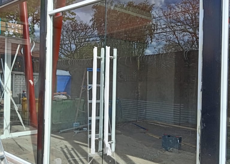 puerta de acceso local comercial