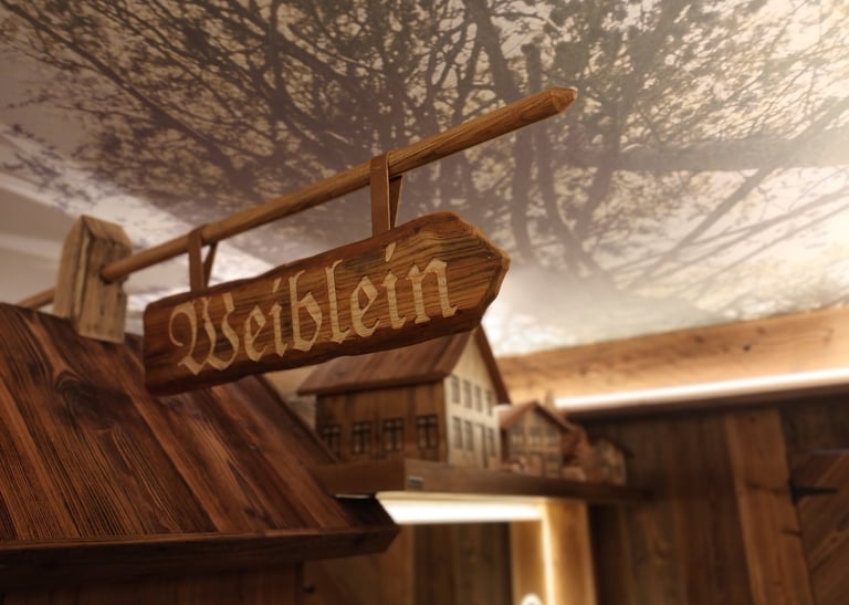 hölzerne Wegweiser in einem öffentlichen WC