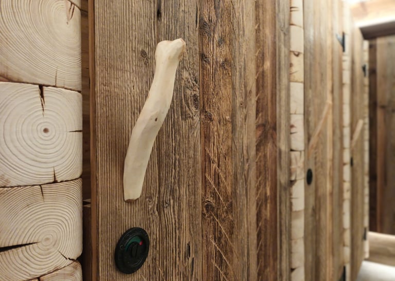 WC-Kabine mit ausgefallenen Holzdetails