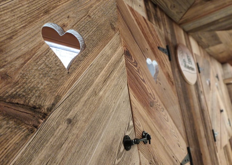 WC Köhlerhütte Fürstenbrunn: Wände und Fenster aus Altholz