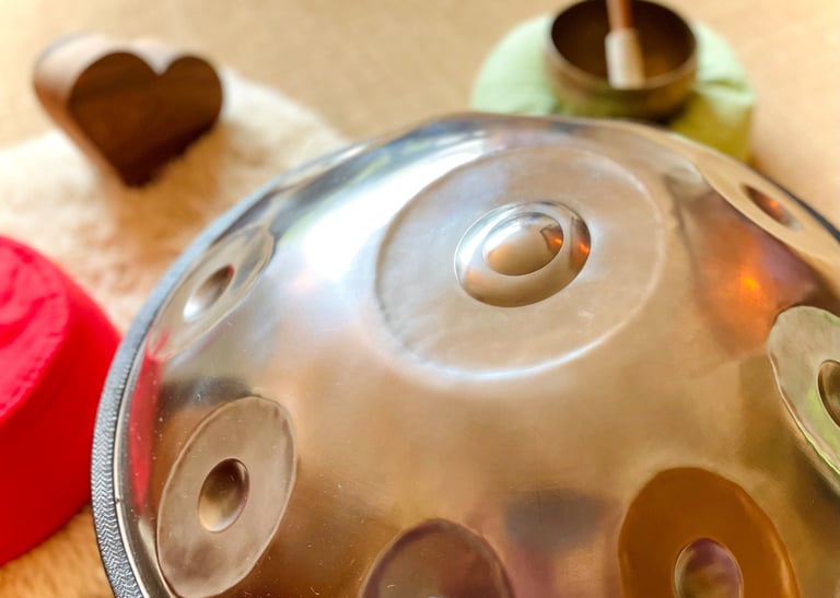 eine Handpan in einem hellen Raum