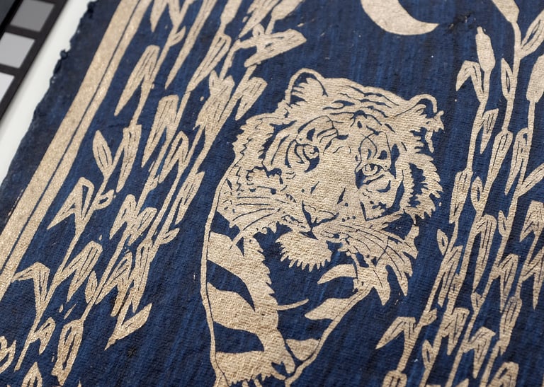 Linogravure tigre encre dorée sur papier artisanal bleu nuit. 