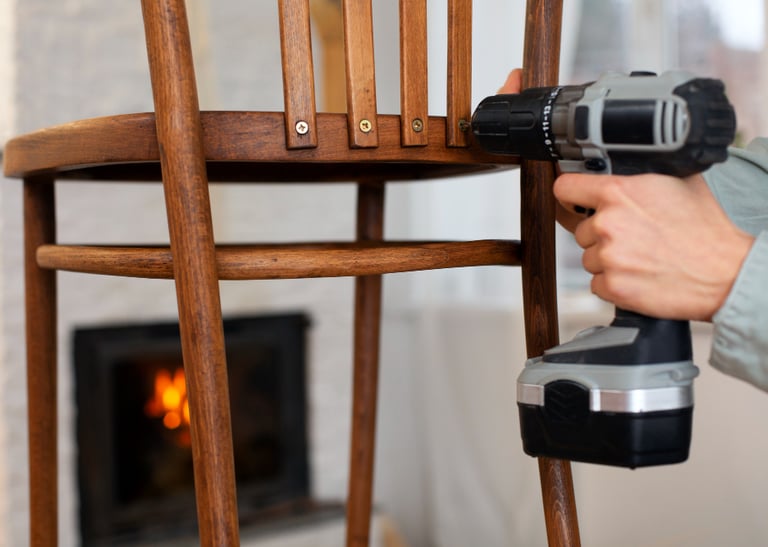 Un déménageur de Virtus Déménagement procédant à l’assemblage de meubles après un déménagement Anjou
