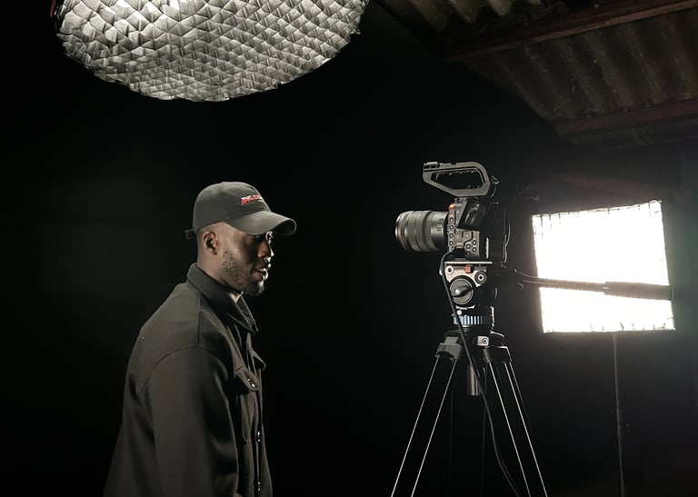 tournage dans un studio sur fond noir avec du matériel cinema