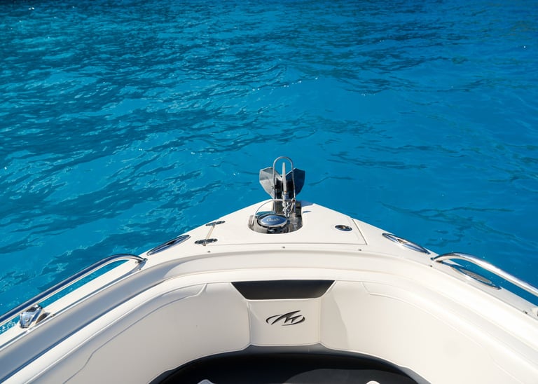 proa del barco navegando sobre aguas turquesas en la costa de mallorca