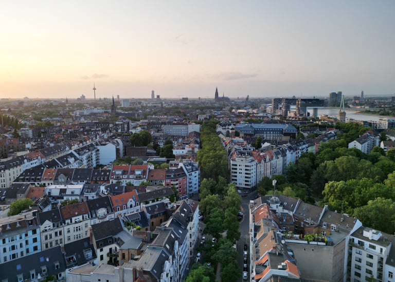 Luftaufnahme Drohnenbild von Köln mit Blick in die Stadt und den Dom