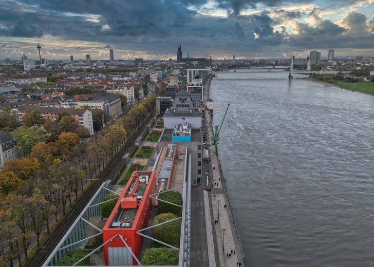 Luftaufnahme, Drohnenbild des Köln Rheinauhafen mit Blick auf den Kölner Dom