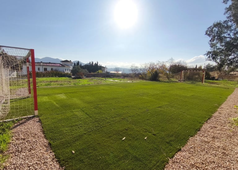 Casa rural con campo de fútbol de césped