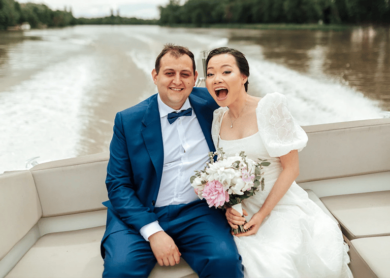 Séance Day After de Linh et Valentin en bateau sur la Moselle après leur mariage.