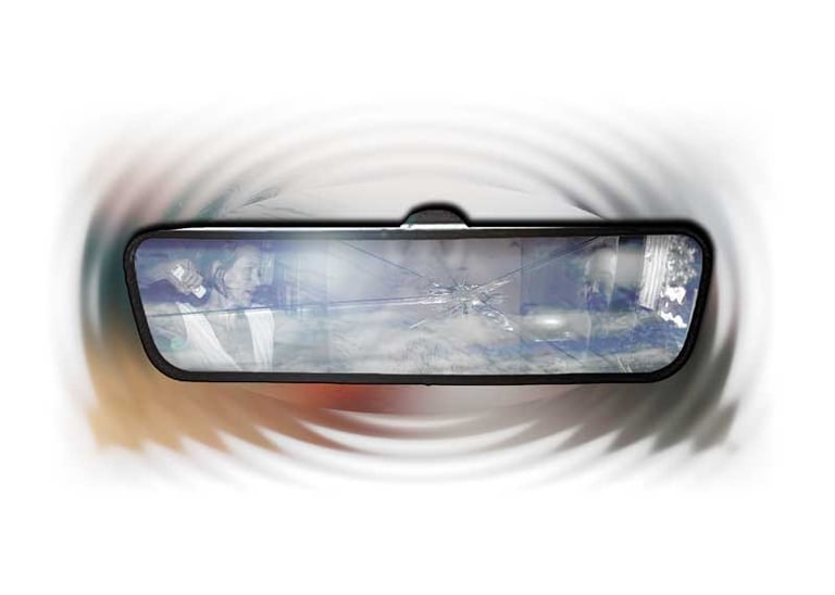 Le reflet d'un couple qui s'affronte dans un rétroviseur brisé | Mobil'Homme