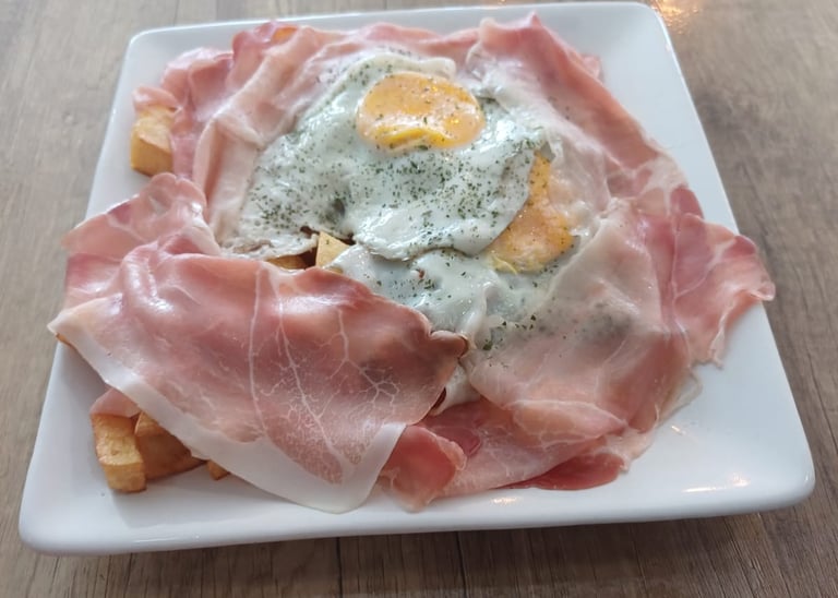 huevos rotos con jamón