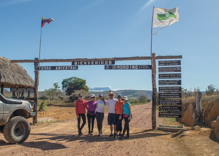 Grupo de turistas ingresando al territorio del Tepuy Roraima