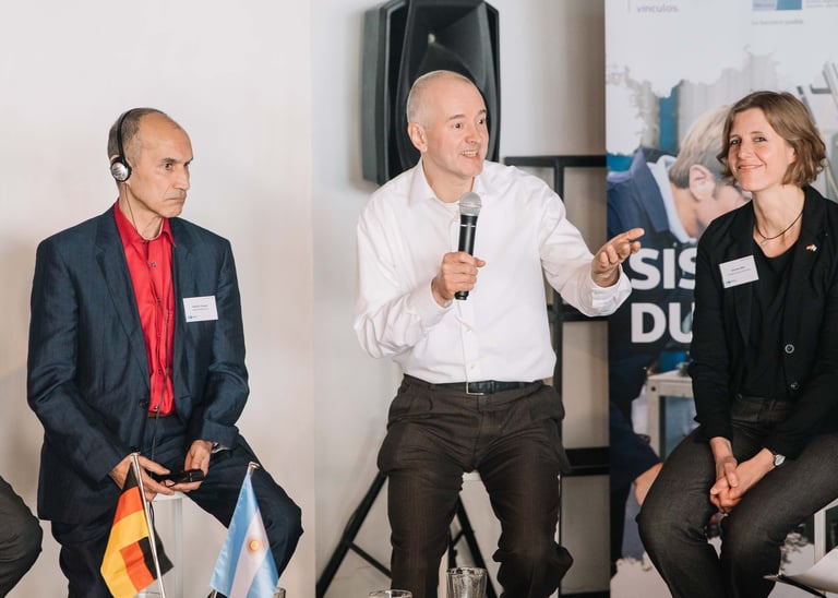 Jörg Grube mit weißem Hemd und Mikrophon in der Hand während einer Gesprächsrunde bei der IHK