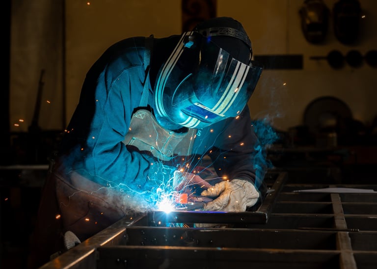 Artisan soudeur en plein travail lors d’un reportage photo en entreprise dans les Hauts-de-France