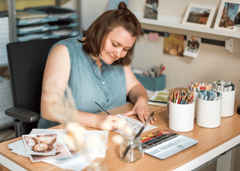 Sabrina ist mit Freude am Zeichnen