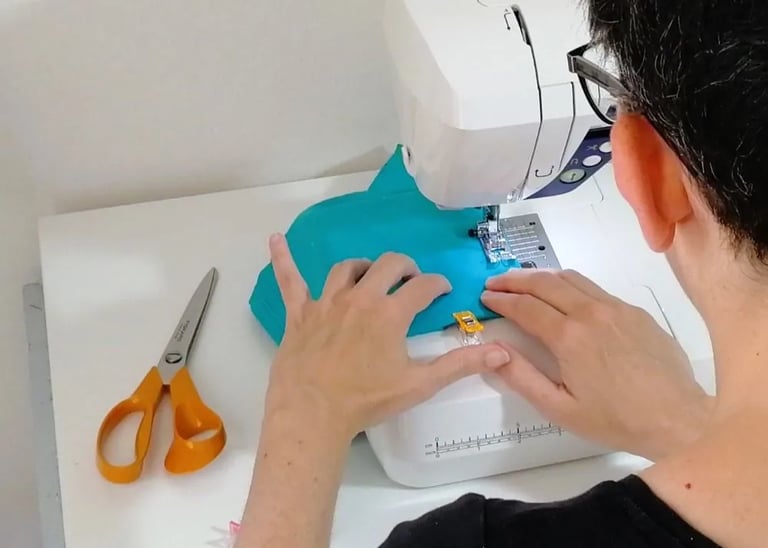 une personne qui coud