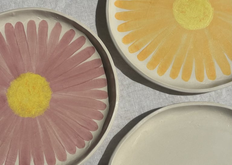 assiettes céramique coloré apporte couleur et artisanat local à votre décoration de table