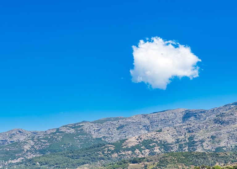 un petit nuage flottant au-dessus des hauteurs de l'île d'Ikaria