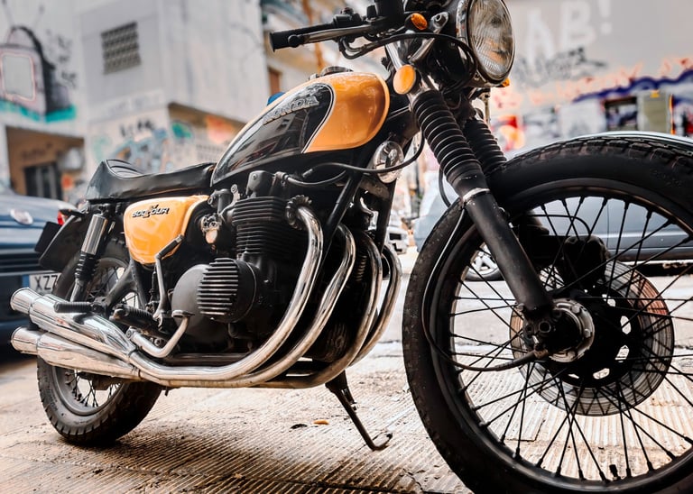 a motorcycle Honda 500 CB parked on the side of a street