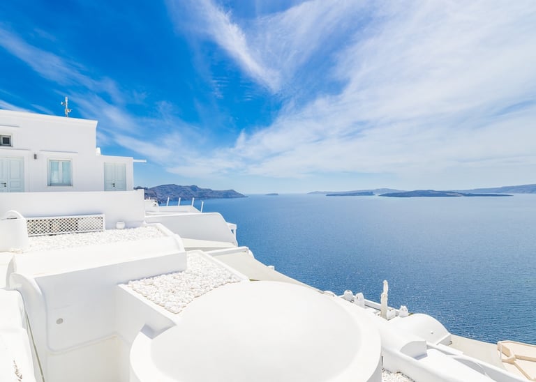 Santorin a white house with a view of the ocean