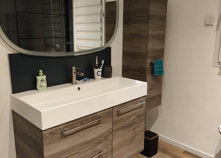 Meuble avec grande vasque, meuble colonne et parquet vinyl aspect bois, miroir ovale