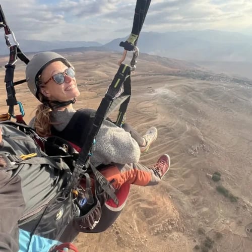 A passenger with sunglasses flying with a professional pilot in Marrakech