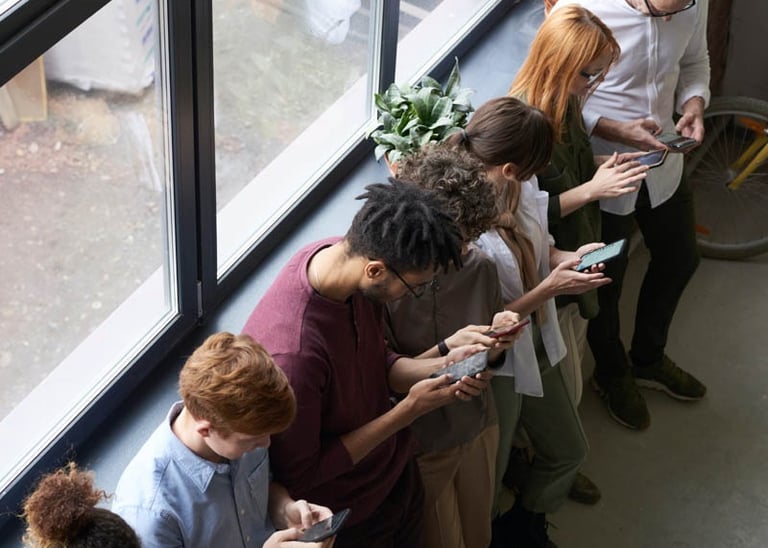 imagem mostra jovens usando seus aparelhos celulares nas redes sociais
