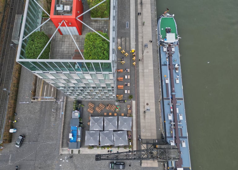 Luftaufnahme Drohnenbild des Kölner Rheinauhafen in Köln, Los Carnales