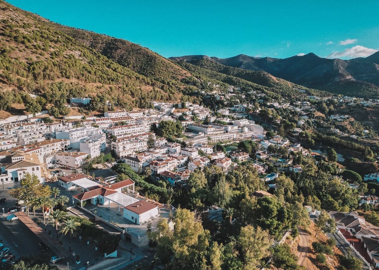 Luftaufnahme Drohnenbild Mijas Pueblo bei Tag und blauem Himmel