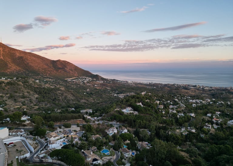 Luftaufnahme Drohnenbild Mijas Pueblo bei Sonnenuntergang