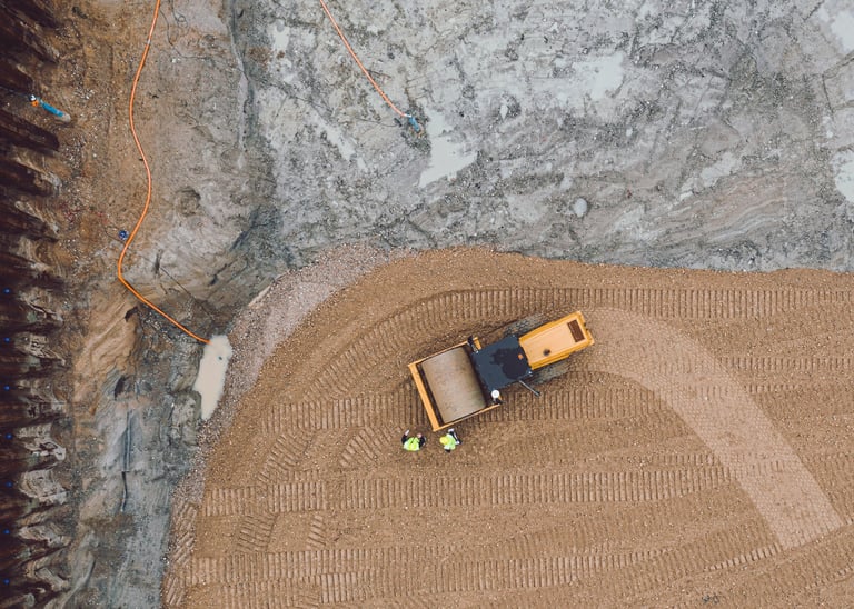 Luftaufnahme einer Baustelle einer Planierraupe