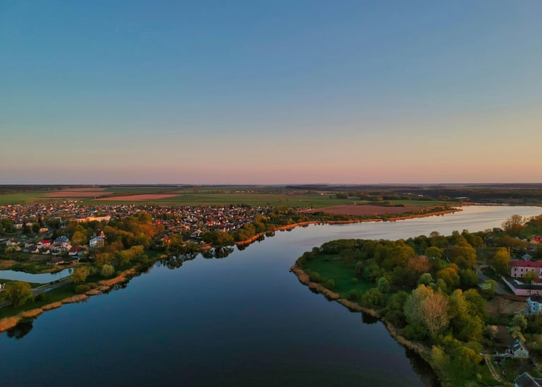 folyó menti település a naplementében