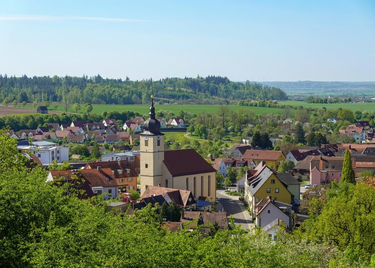 település madártávéatból templommak a közepén