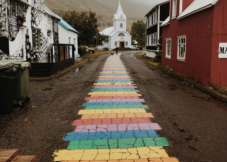 színes járdavezet a fehér templomig